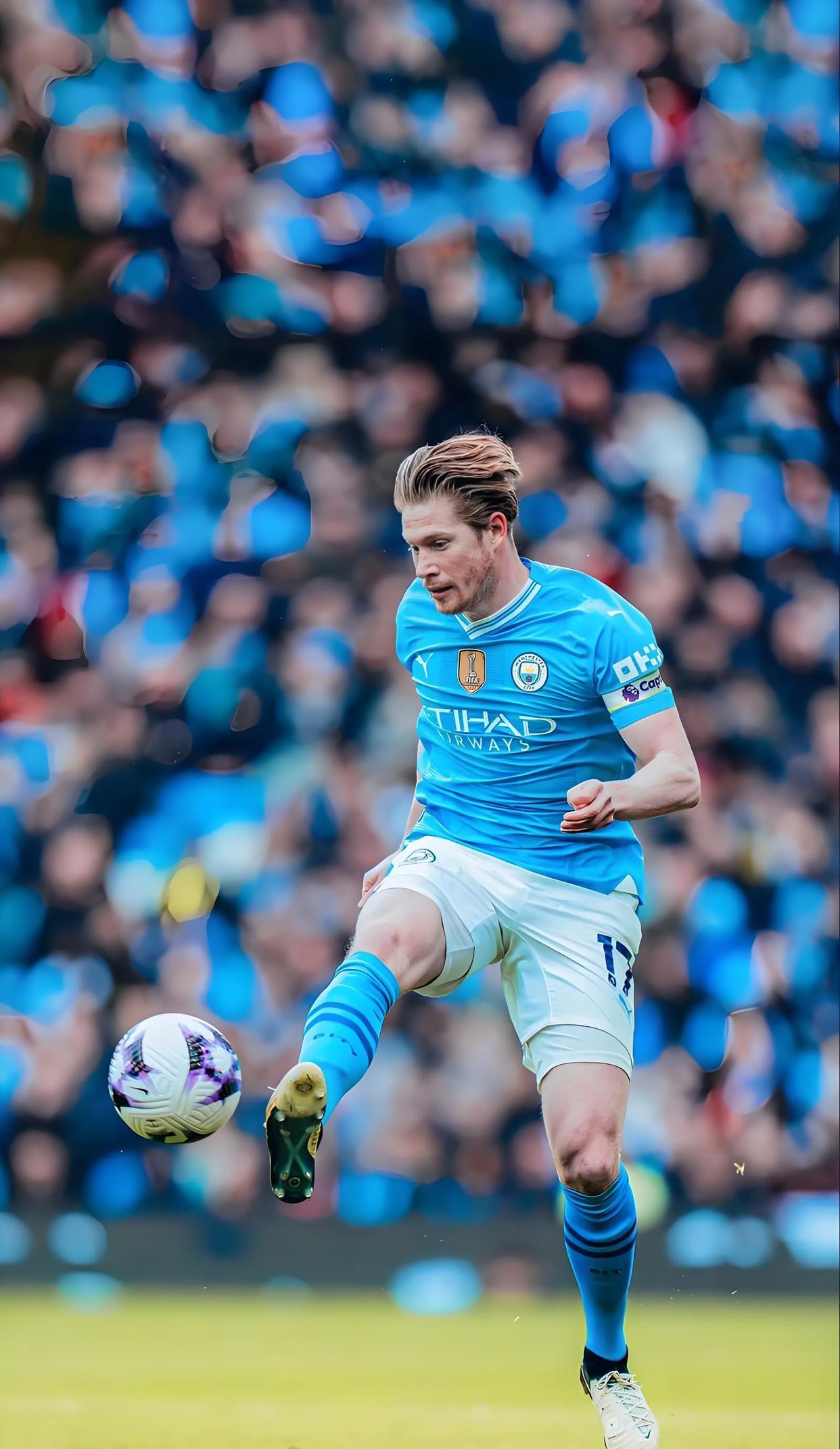 足球巴萨主帅称赞中场新核：不可替代